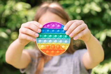 Küçük kız elinde popüler silikon antidepresan 