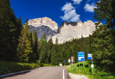 Sella Geçidi manzaralı yol Dolomites, Güney Tyrol (Sudtirol, Alto Adige), İtalya, Sella grubunun yüksek kaya duvarı arka planda görüldü