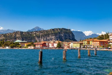 Kuzey İtalya 'da Garda Gölü' nün kuzey kıyısındaki Torbole tatil köyünün renkli evleri