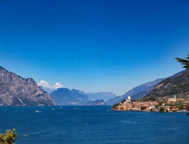 Kuzey İtalya 'daki Malcesine tatil köyü ile Garda Gölü panoramik manzarası