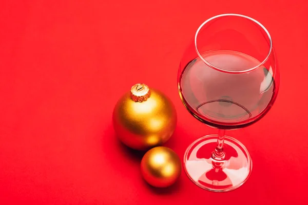 Copo Vinho Tinto Com Bugigangas Natal Fundo Vermelho Conceito Bebida — Fotografia de Stock