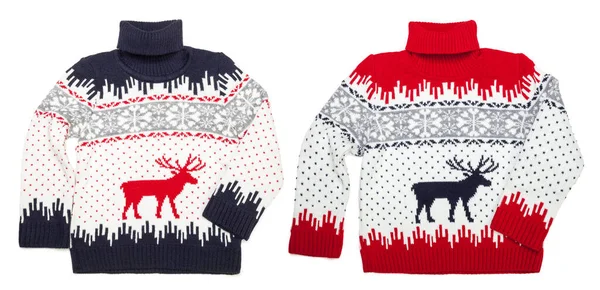 儿童针织的温暖的季节性圣诞套头毛衣 丑毛衣 与鹿和雪花装饰隔离在白色背景 — 图库照片