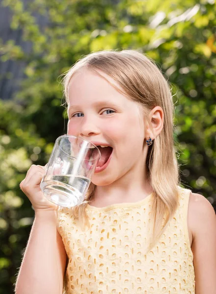 Glückliches Kleines Mädchen Gelbem Kleid Mit Glasbecher Wasser Sommergarten Gesundes — Stockfoto