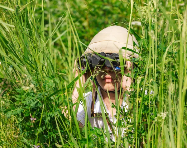 Preteen Girl Wearing Cork Helmet Hiding Grass Looking Binoculars Discovery — Stock Photo, Image