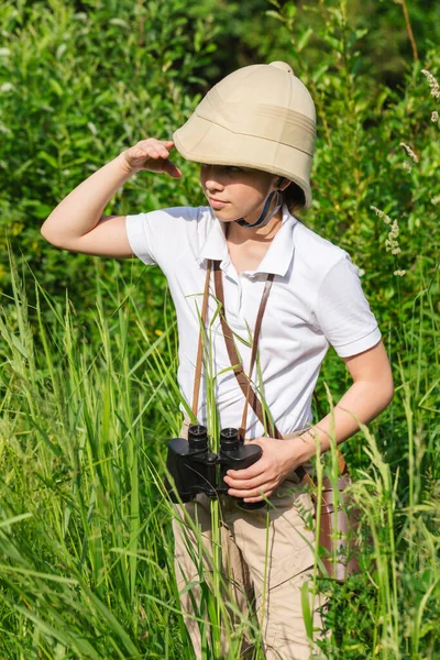 Muchacha Preadolescente Con Casco Corcho Encuentra Hierba Mira Distancia Sosteniendo — Foto de Stock