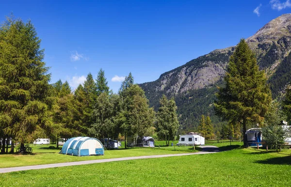 Tiendas Campaña Caravanas Camping Los Alpes Suizos Día Soleado Verano — Foto de Stock