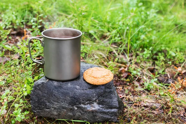 Ciepła Filiżanka Kawy Ciasteczkiem Kamieniu Koncepcja Dzikiego Śniadania Campingowego — Zdjęcie stockowe