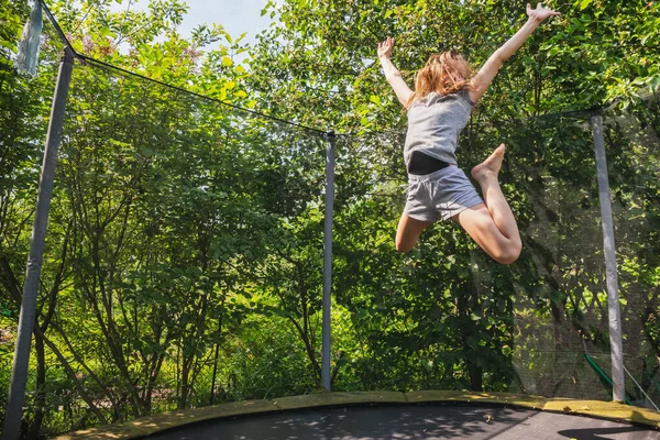 Menina Adolescente Divertindo Saltando Trampolim Quintal Dia Verão — Fotografia de Stock