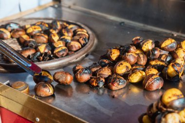 Taze kızartılmış kestaneler, İstanbul, Türkiye 'de satılık popüler bir sonbahar ve kış sokak yemeği