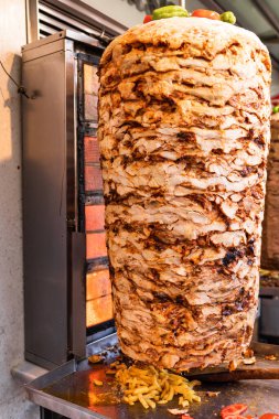Türkiye 'nin İstanbul kentinde geleneksel Türk sokak yemekleri Doner Kebap' da (Şavurma veya Gyros) kullanılan düşey rostoda ızgara tavuk eti