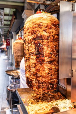Türkiye 'nin İstanbul kentinde geleneksel Türk sokak yemekleri Doner Kebap' da (Şavurma veya Gyros) kullanılan düşey rostoda ızgara tavuk eti
