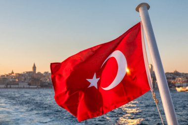 Gün batımında İstanbul Boğazı 'na karşı feribotta Türk bayrağı sallamak