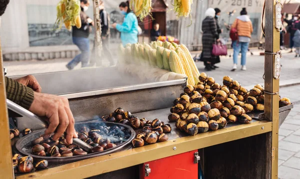 Uliczny Sprzedawca Pieczonych Kasztanów Popularna Jesienno Zimowa Uliczna Kuchnia Stambule — Zdjęcie stockowe