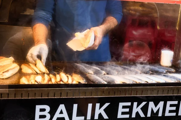 Chef För Tillverkning Traditionell Turkisk Gatumat Balik Ekmek Rostning Makrill — Stockfoto