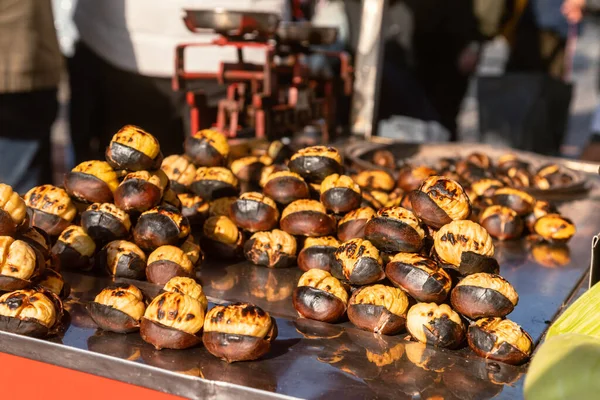 在土耳其伊斯坦布尔 新鲜炸栗子是一种受欢迎的秋季和冬季街头食品 在卖主市场上出售 — 图库照片