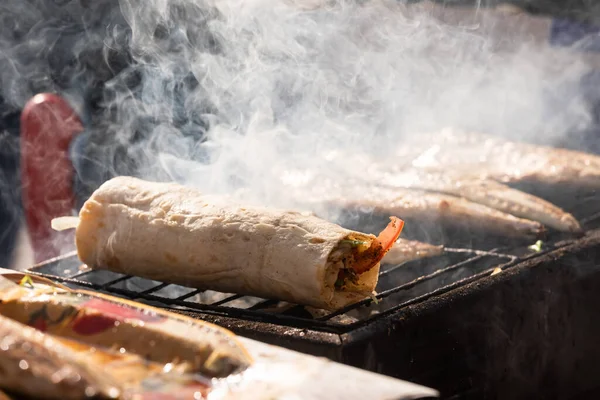 Making Balik Ekmek Wood Fire Istanbul Turkey Traditional Turkish Street — Stock Photo, Image