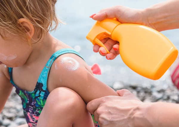 Mutter Sprüht Sonnencreme Auf Die Haut Ihrer Tochter Bevor Sie — Stockfoto