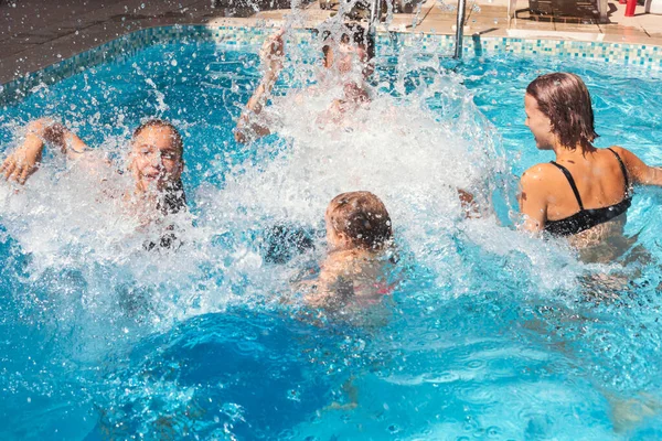 Vier Gelukkige Kinderen Vermaken Zich Een Hotelzwembad Spetterend Water Genietend — Stockfoto