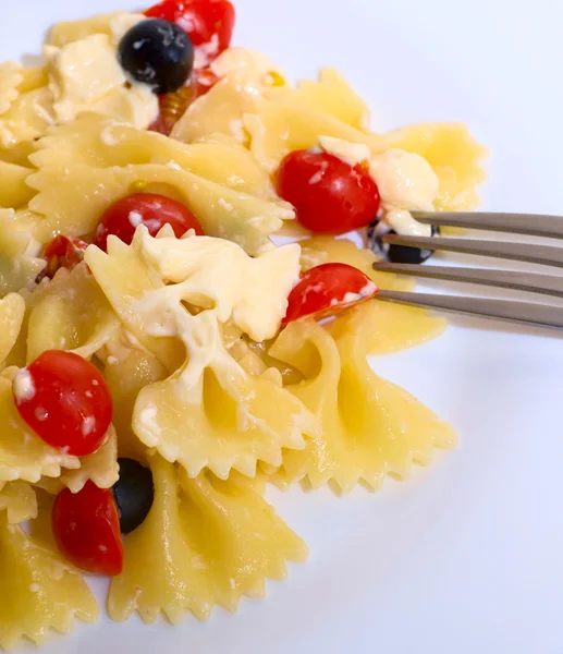Pasta linten, cherry tomaten en olijven. — Stockfoto