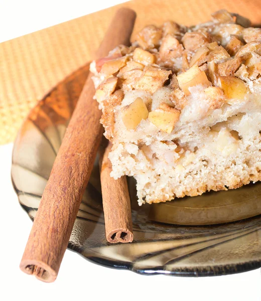 Leckerer Apfelkuchen auf einem Teller mit Zimt. — Stockfoto