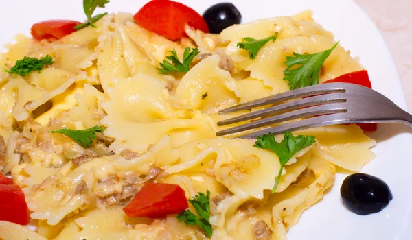 Fitas de macarrão, tomates cereja e azeitonas — Fotografia de Stock