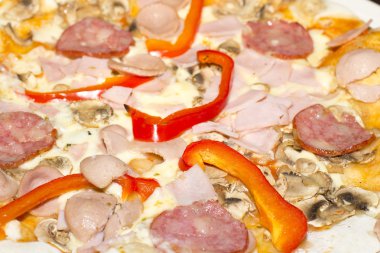 lezzetli pizza jambon, biber, mantar ve peynir.