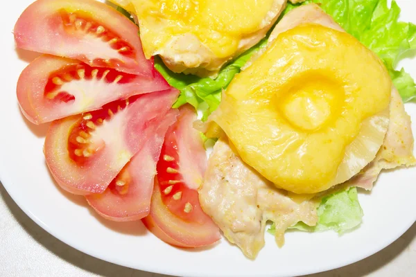 Kyckling med ananas, tomat och sallad — Stockfoto