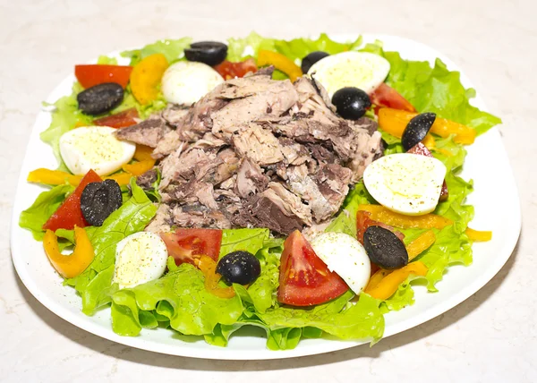 Salada deliciosa com atum, tomate, ovos, azeitonas e pimentas . — Fotografia de Stock