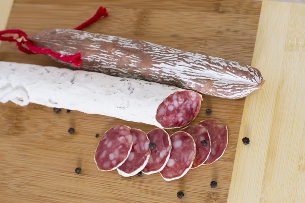 Salsichas espanholas tradicionais culinárias em fundo de madeira . — Fotografia de Stock