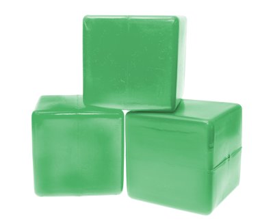 Çocuk piramit renk küpleri beyaz arka plan üzerinde izole