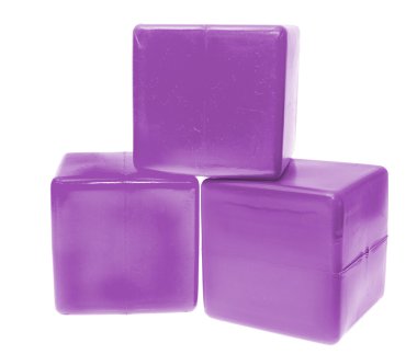 Çocuk piramit renk küpleri beyaz arka plan üzerinde izole