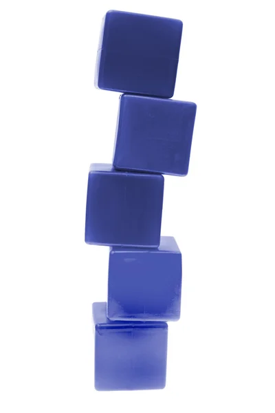 Pyramide des enfants à partir de cubes de couleur isolés sur fond blanc — Photo