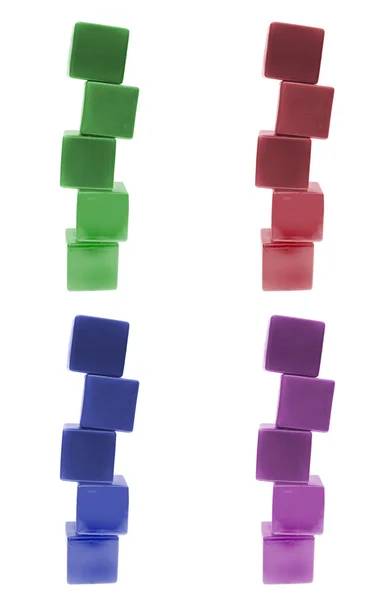 Pyramide des enfants à partir de cubes de couleur isolés sur fond blanc — Photo