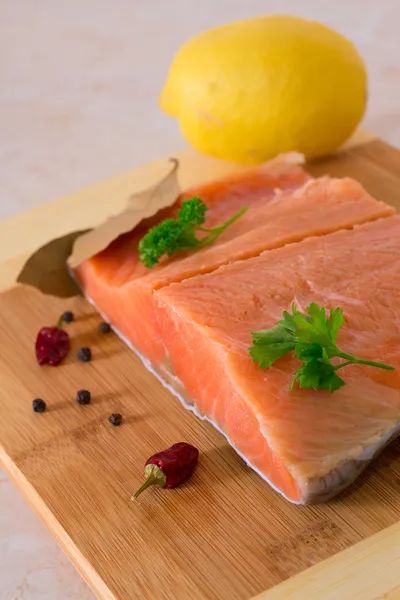 Filete de trucha sobre fondo de madera — Foto de Stock