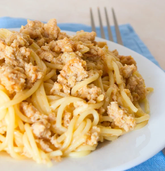 Pasta met gehakt vlees en uien — Stockfoto