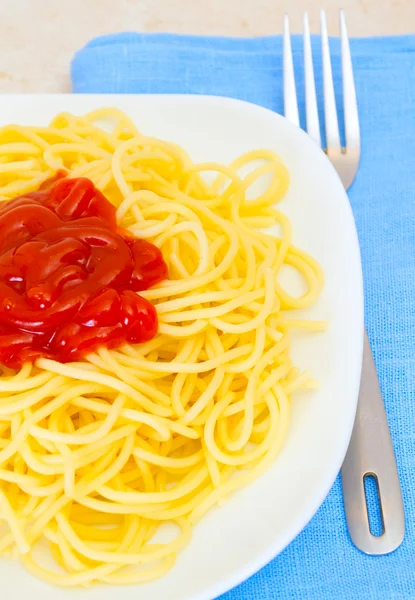 Espaguetis con ketchup en un bol con tenedor . — Foto de Stock