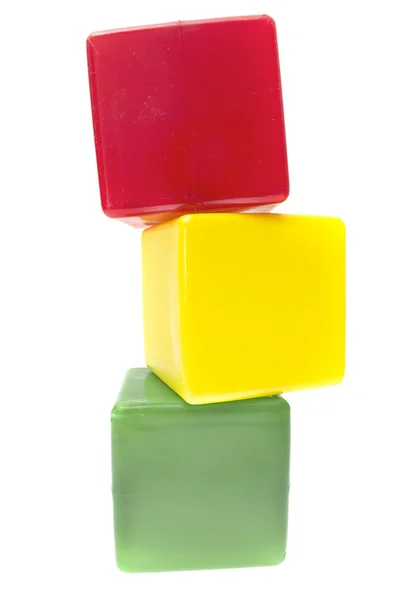 Pyramide des enfants à partir de cubes de couleur isolés sur fond blanc — Photo