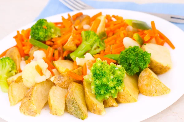 Смешанные овощи на тарелке с вилкой — стоковое фото