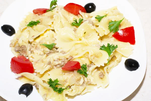 Cintas de pasta, tomates cherry y aceitunas — Foto de Stock