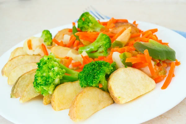 Míchaná zelenina na plechu s vidličkou — Stock fotografie