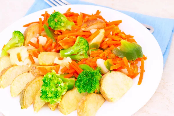 Verduras misturadas em uma chapa com garfo — Fotografia de Stock