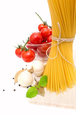 spagetti, cherry domates, soğan, sarımsak, defne yaprağı, biber üzerinde