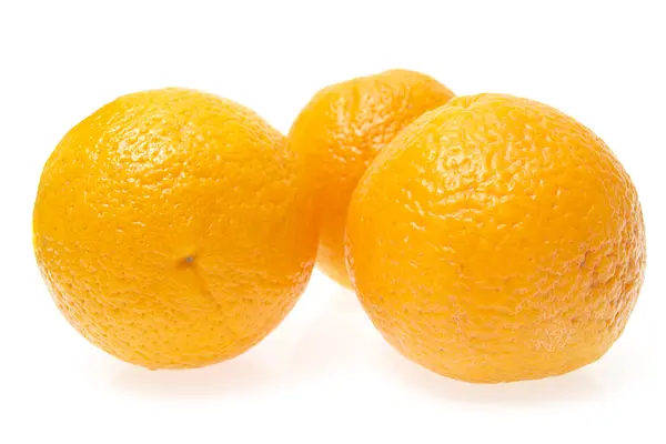 Drei Orangen isoliert auf weißem Hintergrund — Stockfoto