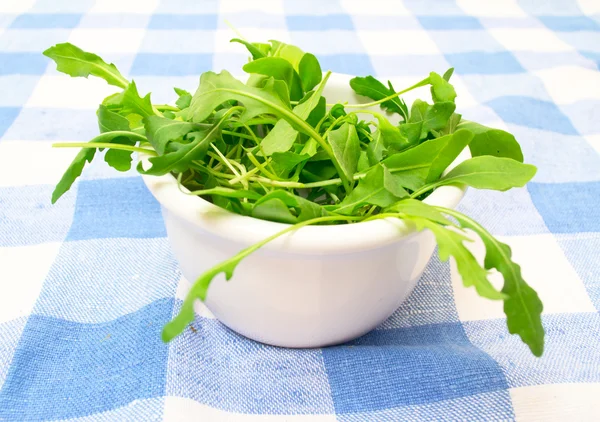 Salad musim panas hijau di piring putih — Stok Foto