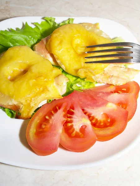 Ayam dengan nanas, tomat dan selada — Stok Foto