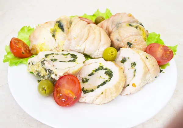 Вкусный фаршированный куриный салат  . — стоковое фото