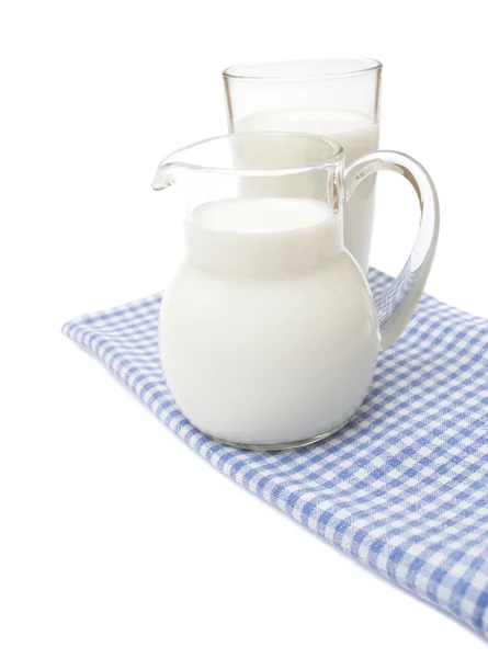Een glas melk op geruite handdoek, geïsoleerd op het glas van de white.a van — Stockfoto