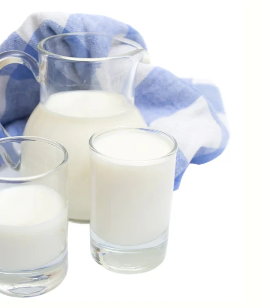 Un vaso de leche sobre toalla a cuadros, aislado en la blanca.Un vaso de — Foto de Stock