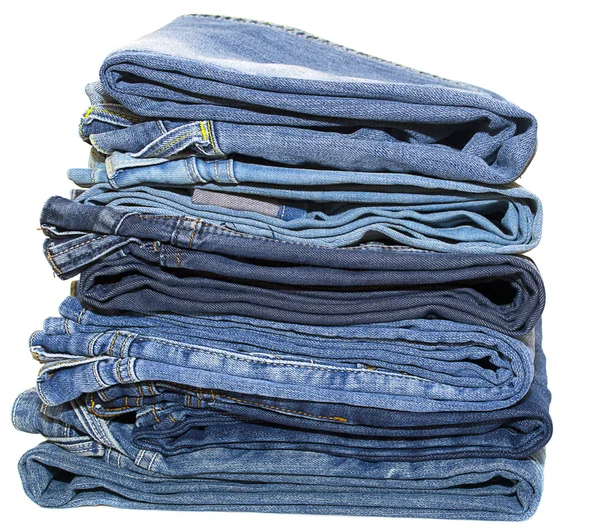 Jeans stapel geïsoleerd op witte achtergrond. — Stockfoto