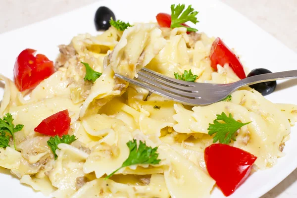 Fitas de macarrão, tomates cereja e azeitonas — Fotografia de Stock